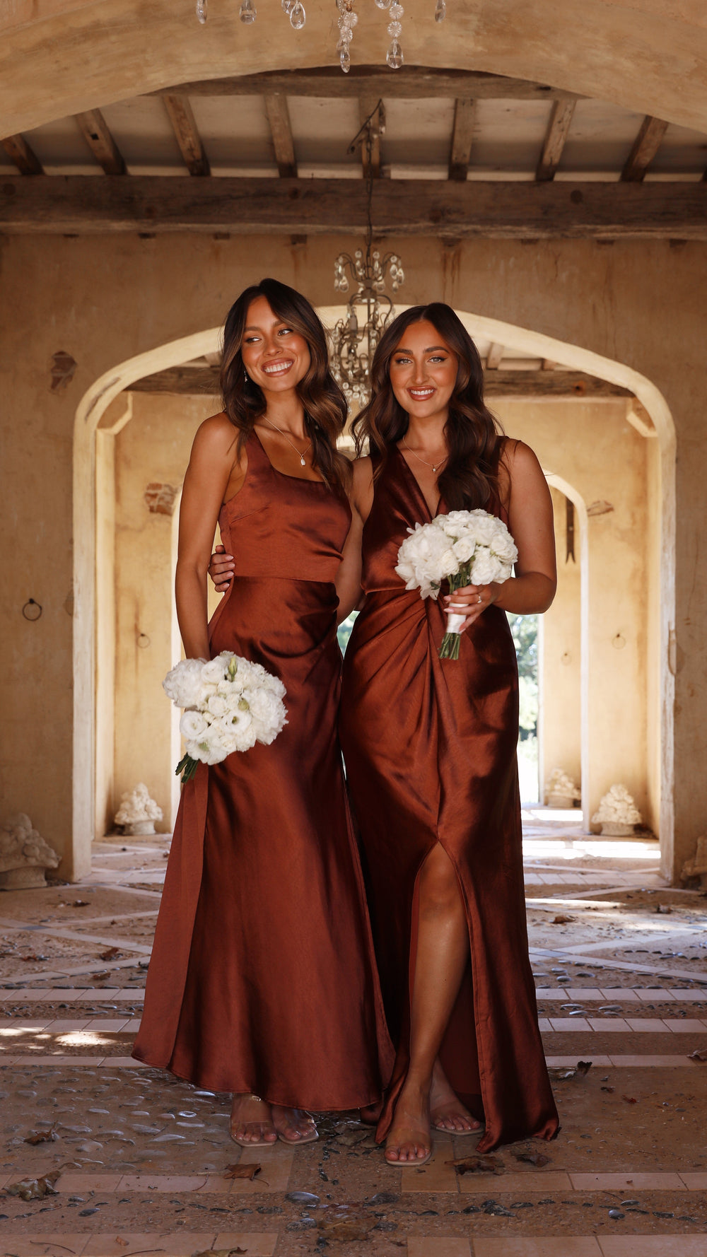 Figurschmeichelndes Damen-Abendkleid in Braun mit stilvollem eckigem Ausschnitt.