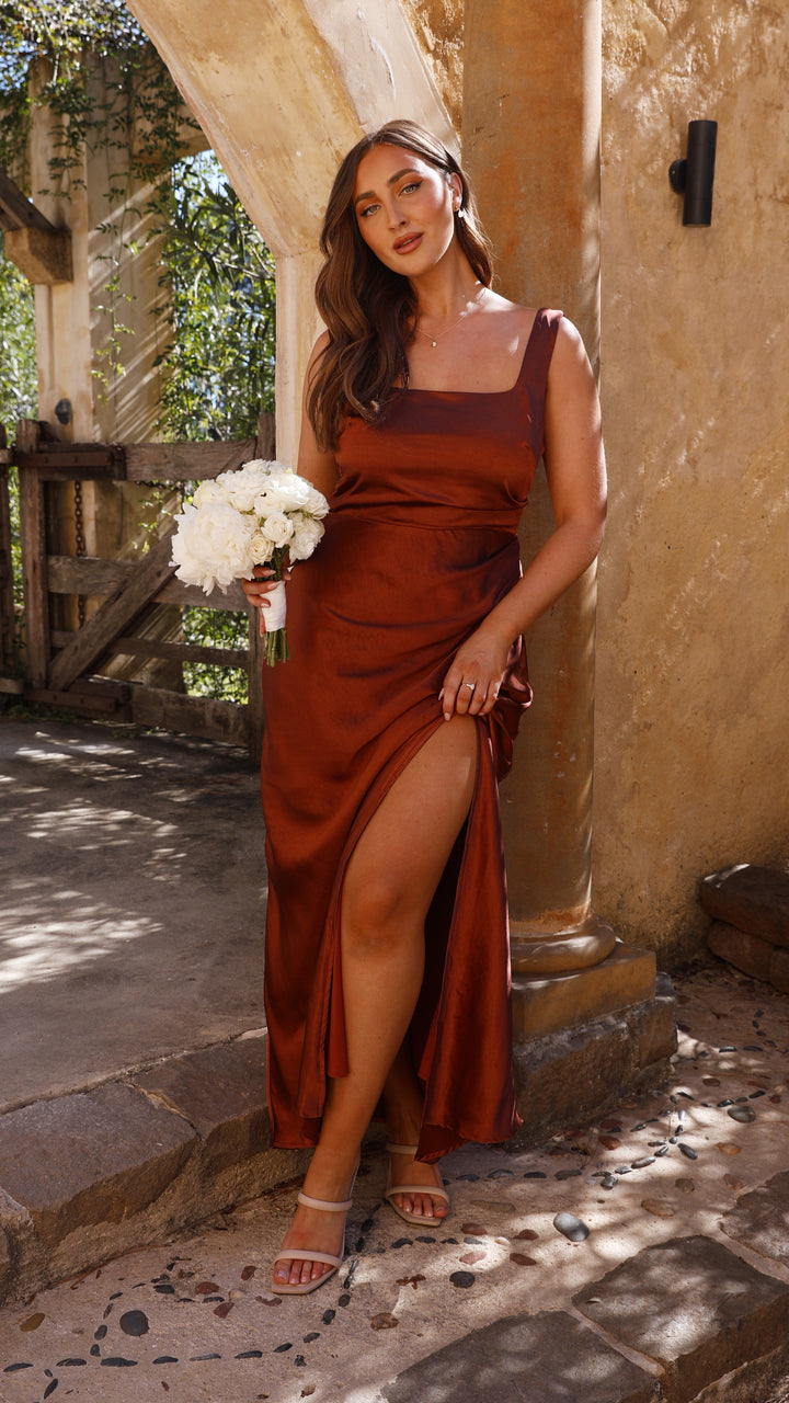 Braunes elegantes Maxikleid M, mit eckigem Ausschnitt und figurschmeichelndem Schnitt.