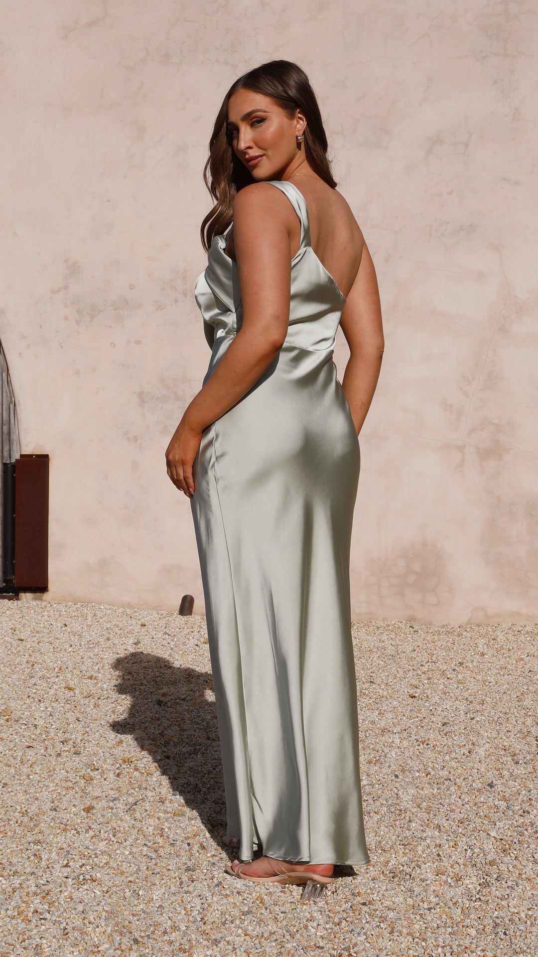 Zeitloses elegantes Damen One-Shoulder Maxikleid in Grau, perfekt für Abendveranstaltungen.