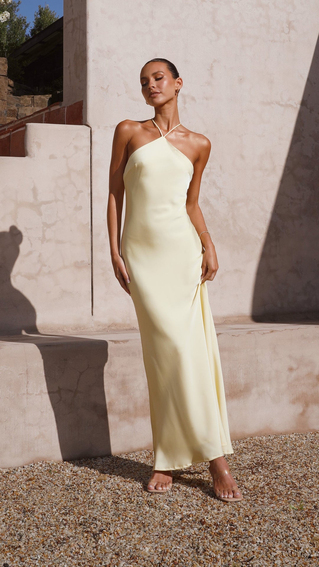 Damen Halterneck Maxikleid in leuchtendem Gelb, rückenfrei, elegant für Hochzeitsgäste und Feste.