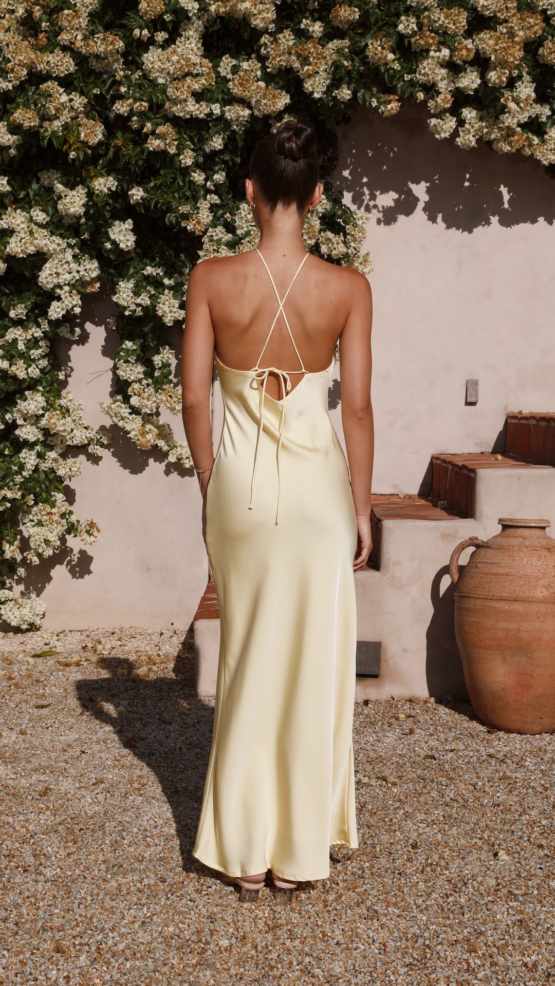 Elegantes, fließendes gelbes Maxikleid mit Halterneck, rückenfreies Design für Damen Abendmode.