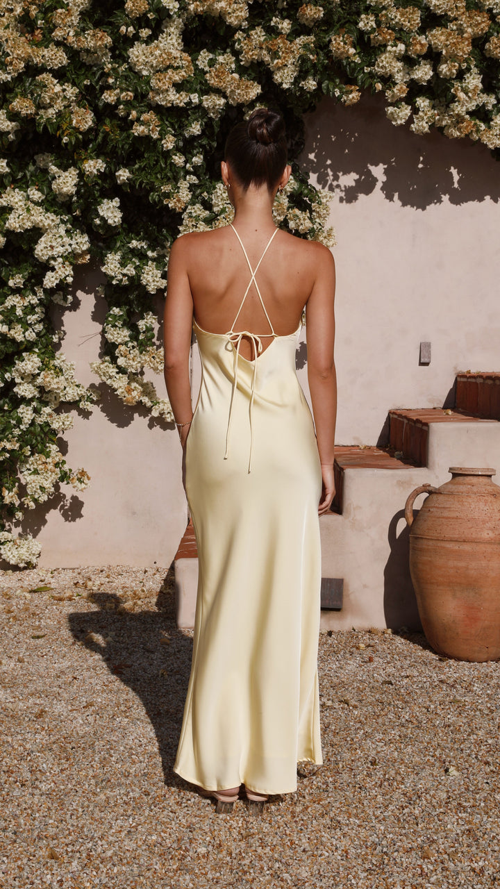 Elegantes, fließendes gelbes Maxikleid mit Halterneck, rückenfreies Design für Damen Abendmode.