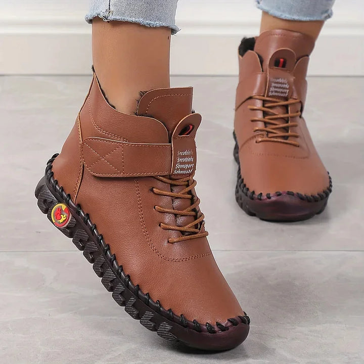 Damen-Herbststiefel: Bequeme und stilvolle schwarze Lederstiefeletten im minimalistischen Design.