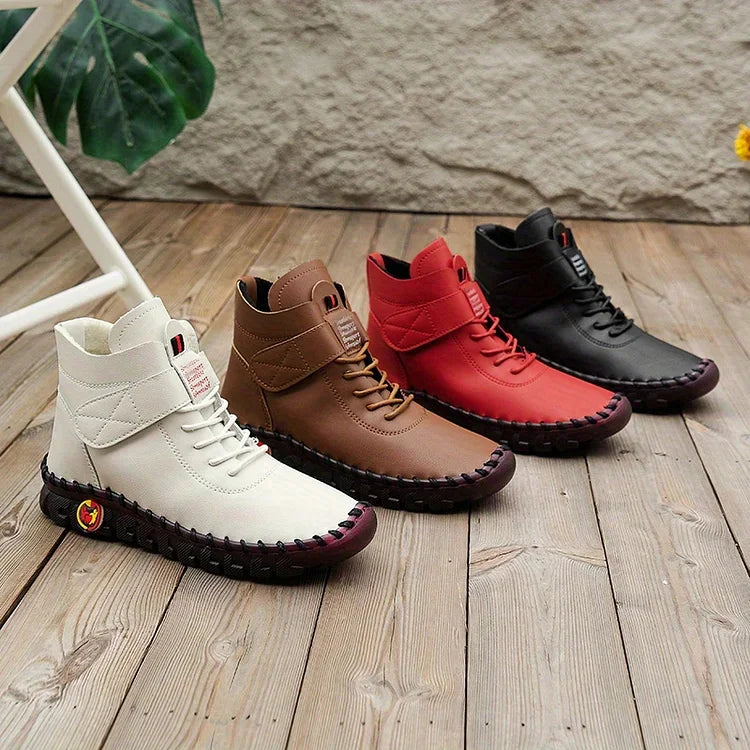Detailaufnahme: Hochwertiges Leder der eleganten Damen-Kampfstiefel, robuste Sohle für besten Halt.