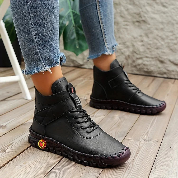 Damen-Stiefeletten im Einsatz: Elegante, schwarze Kampfstiefel kombiniert mit Alltagsoutfit, vielseitig.