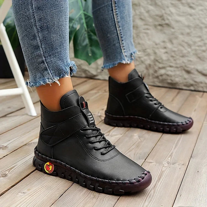 Damen-Stiefeletten im Einsatz: Elegante, schwarze Kampfstiefel kombiniert mit Alltagsoutfit, vielseitig.