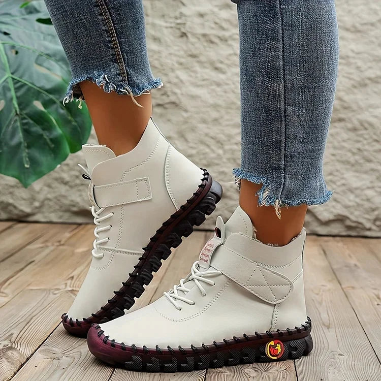 Seitenansicht: Schlanke Silhouette der eleganten Damen-Stiefeletten, robuster Absatz, minimalistisch.