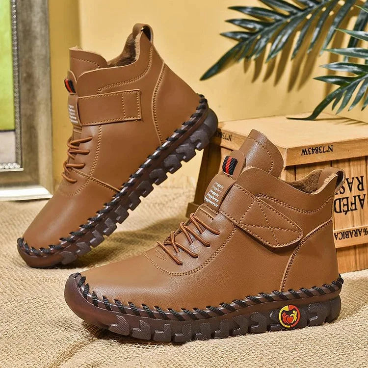 Vorderansicht: Klassische Schnürung der schwarzen Damen-Kampfstiefel, robuste Kappe, zeitlos elegant.