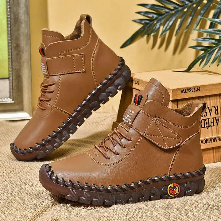 Vorderansicht: Klassische Schnürung der schwarzen Damen-Kampfstiefel, robuste Kappe, zeitlos elegant.