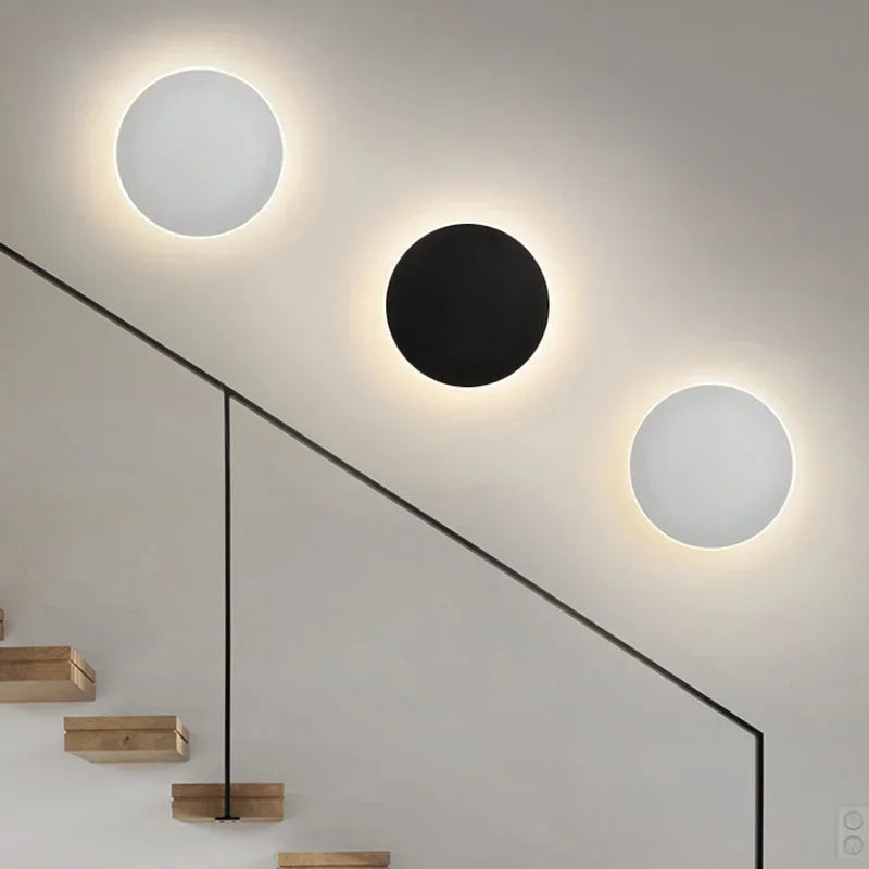 Moderne LED-Wandleuchte für stilvolle Beleuchtung zu Hause, energieeffizient und elegant.