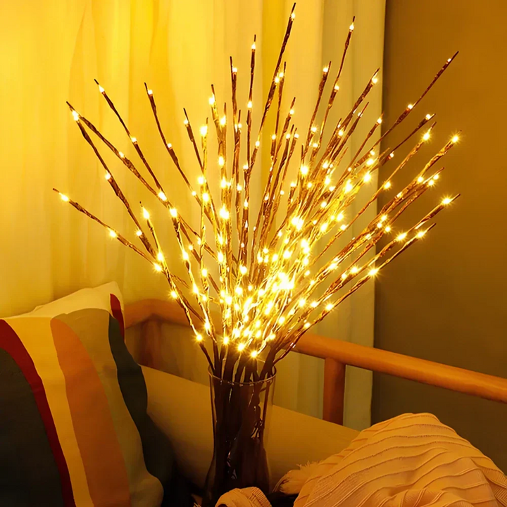 Nahaufnahme der leuchtenden LEDs an den dekorativen Ästen, schafft warmes Ambiente.