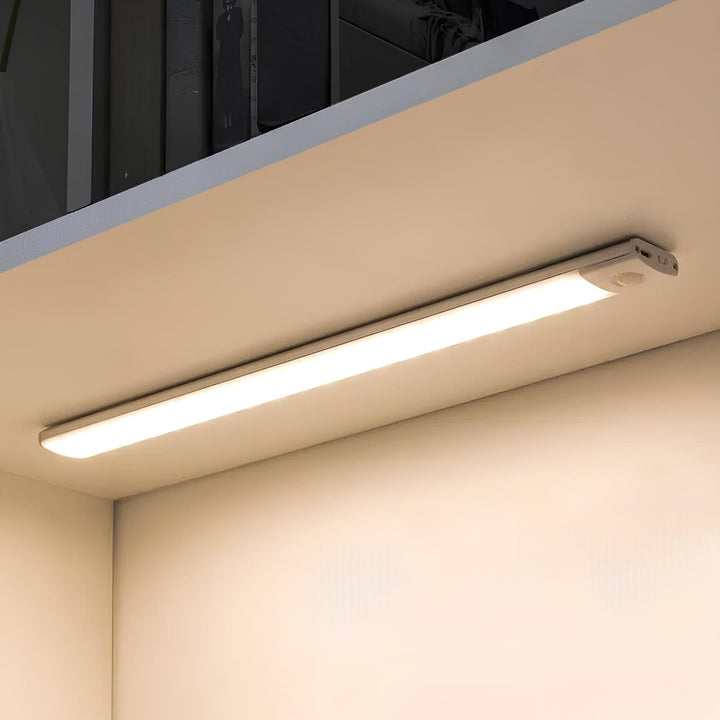 Vielseitiges LED Lichtband mit Bewegungssensor, drahtlos für einfache Anbringung.