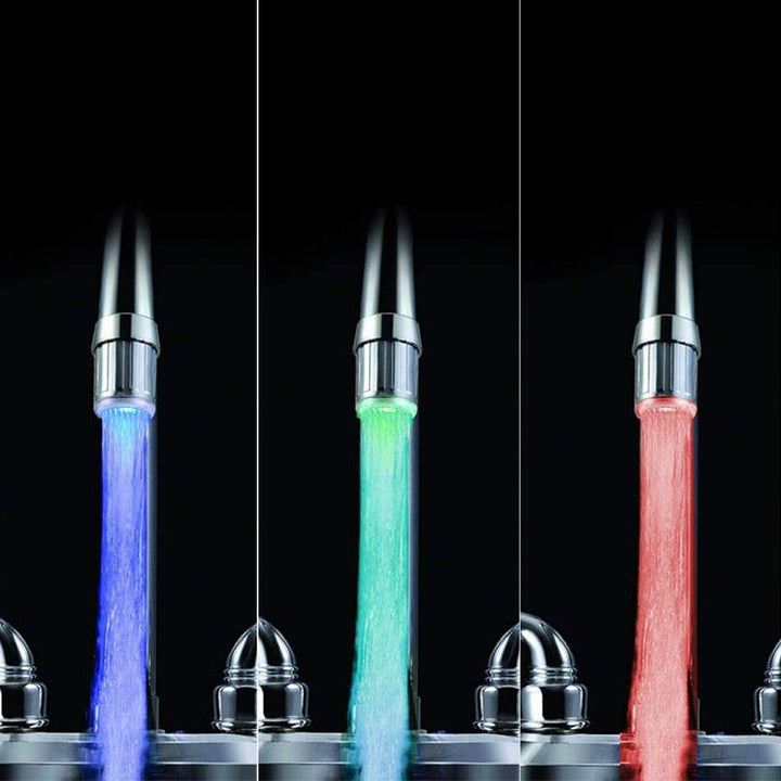 Stylischer AquaGlow LED-Aufsatz für Wasserhähne; bringt magische, farbige Beleuchtung und ein einzigartiges Design in die Küche.