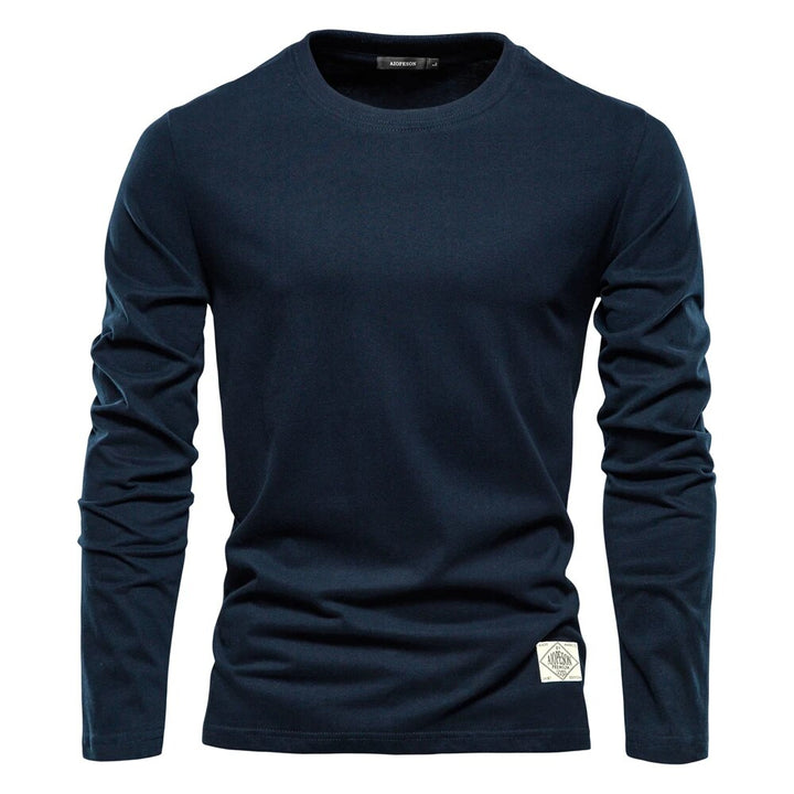 Stilvolles Herren Basic Langarmshirt mit Rundhals. Vielseitiges Oberteil für entspannte Looks.