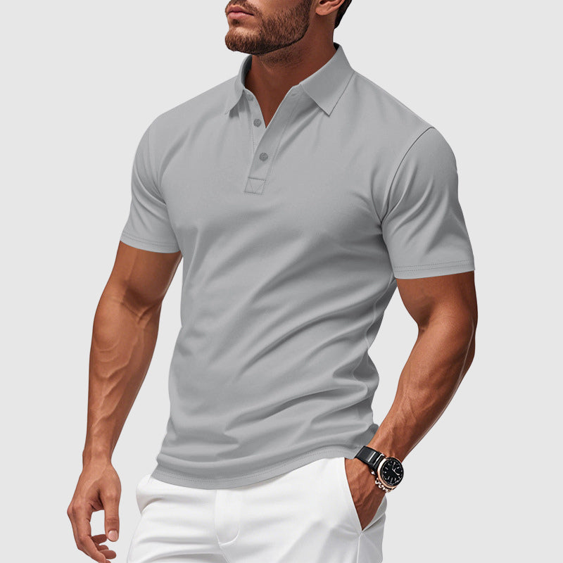 Modernes Herren-Poloshirt mit kurzen Ärmeln. Sportlich, formstabil & sehr angenehm zu tragen.