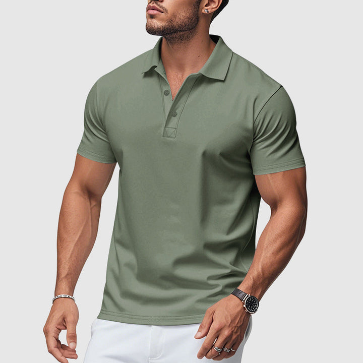 Mann trägt sportliches, atmungsaktives Herren-Poloshirt. Ideal für aktive Tage und warme Temperaturen.