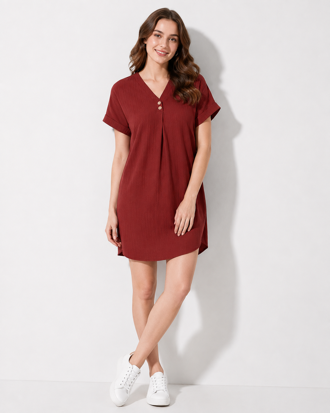 Schickes Damen Minikleid mit V-Ausschnitt, ein vielseitiges Frühlingskleid für elegante und entspannte Looks.