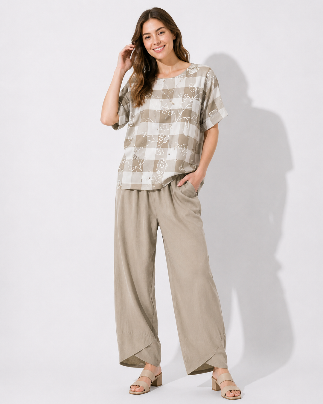 Nahaufnahme des atmungsaktiven Stoffes vom Damen 2-teiliges Set. Hochwertige Loungewear für Komfort.