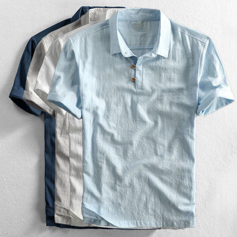 Elegantes, dunkelblaues Herren Poloshirt mit kurzen Ärmeln für den Sommer. Bequeme & luftige Freizeitmode.