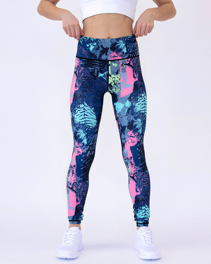 Moderne Damen Print Leggings mit lebhaftem abstraktem Muster. Perfekt für Fitness & Athleisure.