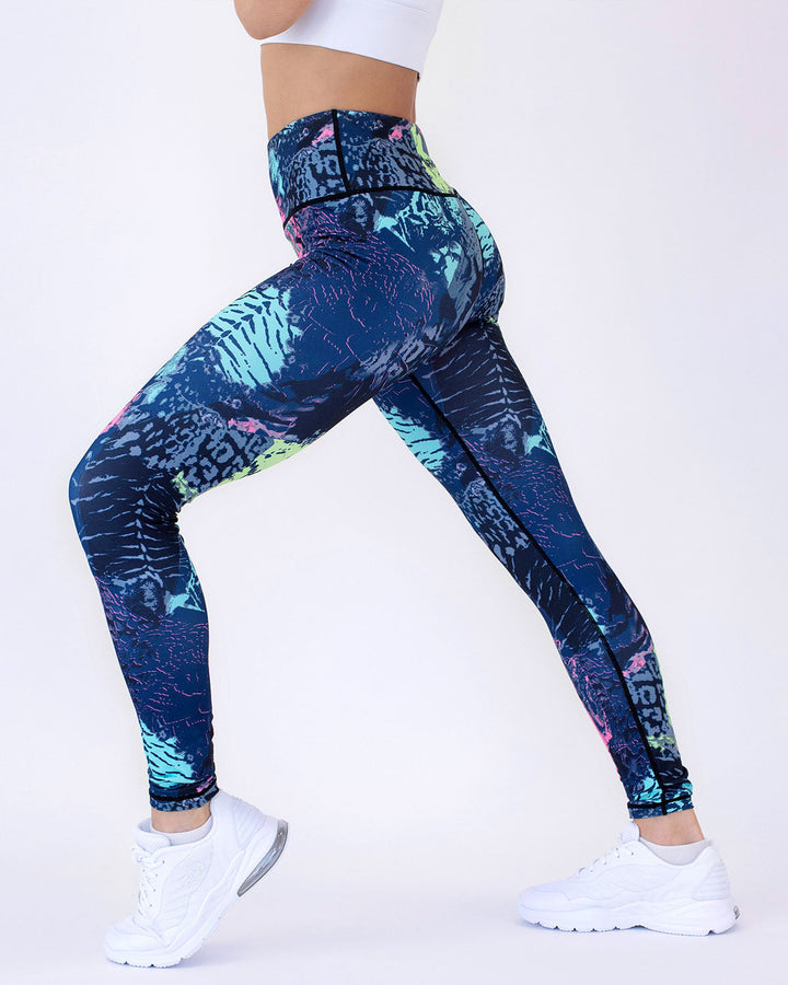 Feuchtigkeitsableitende Stretch Damen Leggings für Sport & Training. Komfortable Passform mit abstraktem Design.