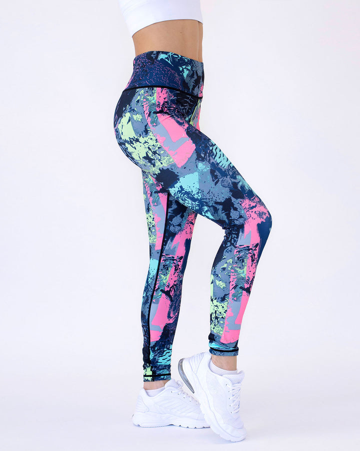 Aktive Damen Yoga Leggings mit abstraktem Print, stretch & atmungsaktiv. Ideal für jede Bewegung.