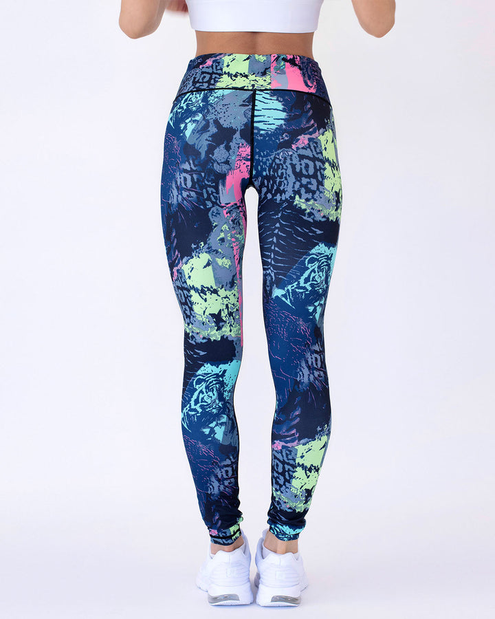 Bequeme Damen Fitness Leggings mit feuchtigkeitsableitendem Stoff & abstraktem Muster. Für höchsten Komfort.