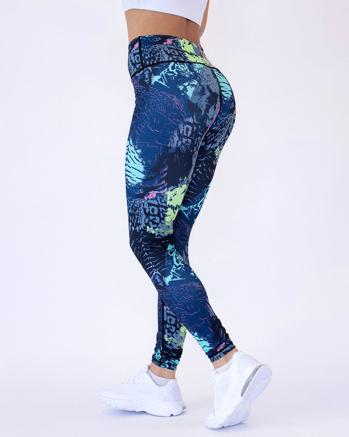 Stylische Damen Athleisure Leggings mit abstraktem Print. Vielseitig für Sport, Yoga & Freizeit.