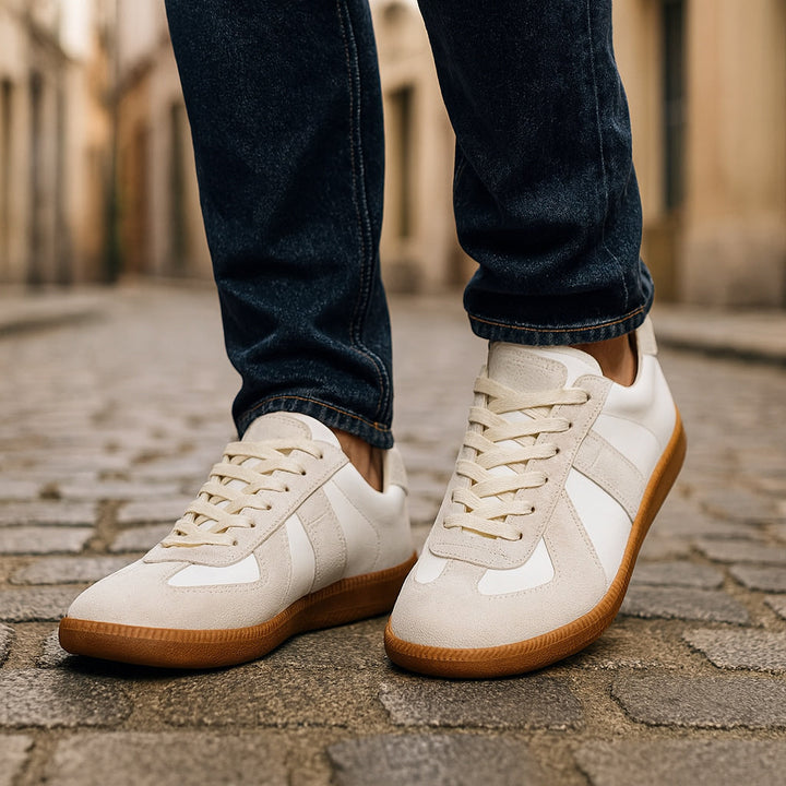 Weiße und graue Herren Sneaker, stilvolle Freizeitschuhe, bequem für den Alltag, rutschfeste Sohle.