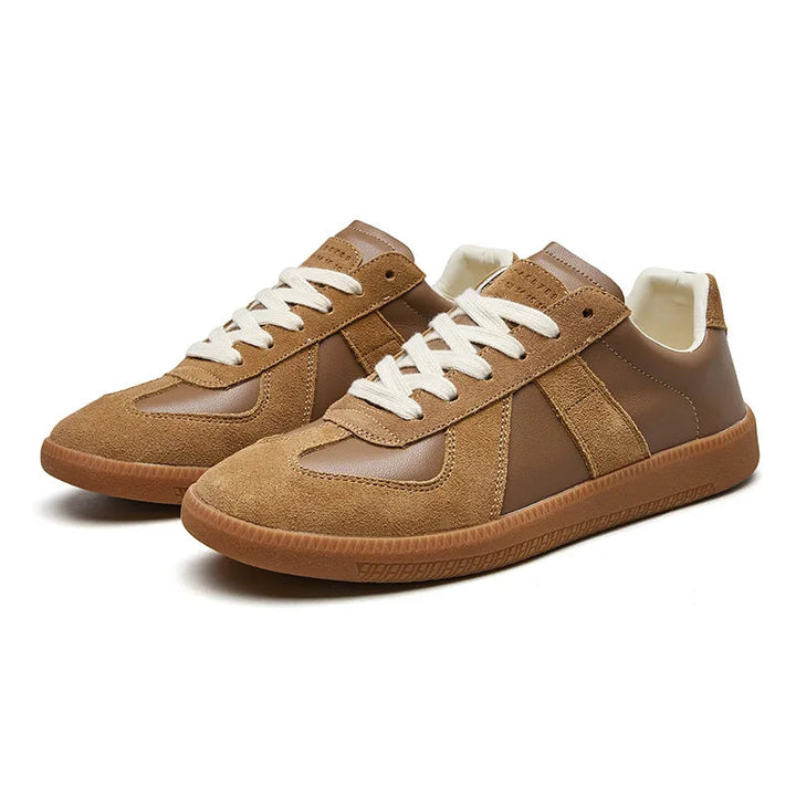 Klassische Herren Sneaker in Braun, Weiß & Grau; komfortabel für Alltag & Freizeit; rutschfest.