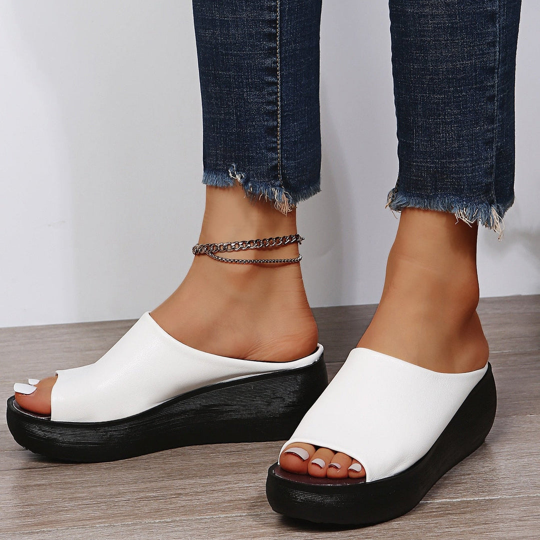 Modische Sommerschuhe: Damen Keilsandalen mit Zehenriemen, bieten Komfort und Stil.