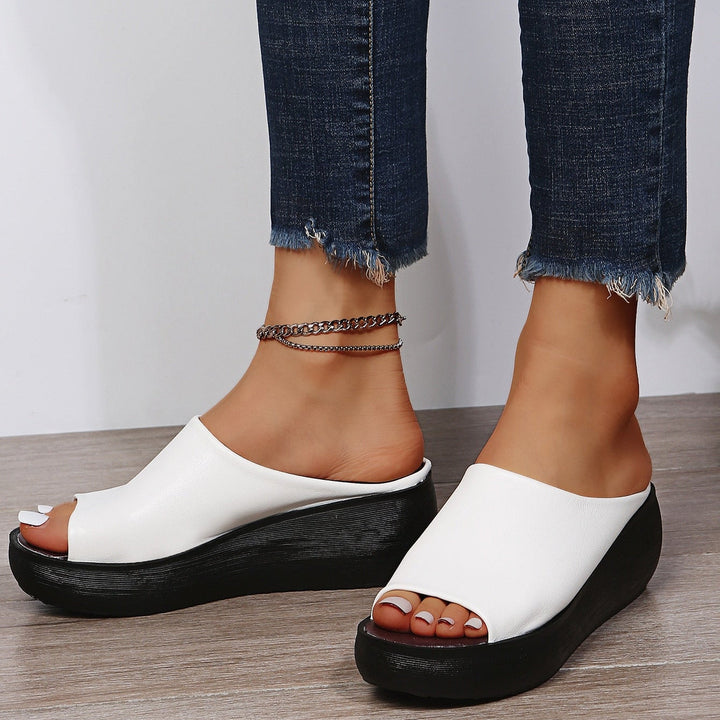 Modische Sommerschuhe: Damen Keilsandalen mit Zehenriemen, bieten Komfort und Stil.