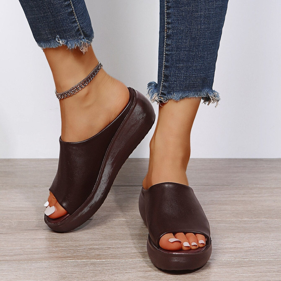 Stylische Damenschuhe: Keilsandalen mit bequemem Zehenriemen, ideal für elegante Sommerlooks.