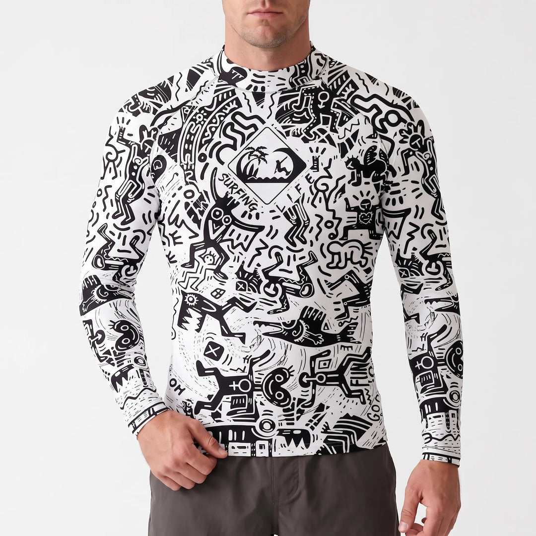 Aktiver Mann trägt Herren Langarm-Schwimmshirt, Rashguard für Performance beim Surfen und Schwimmen.