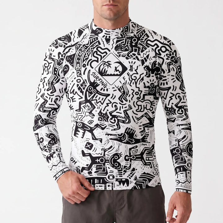 Aktiver Mann trägt Herren Langarm-Schwimmshirt, Rashguard für Performance beim Surfen und Schwimmen.