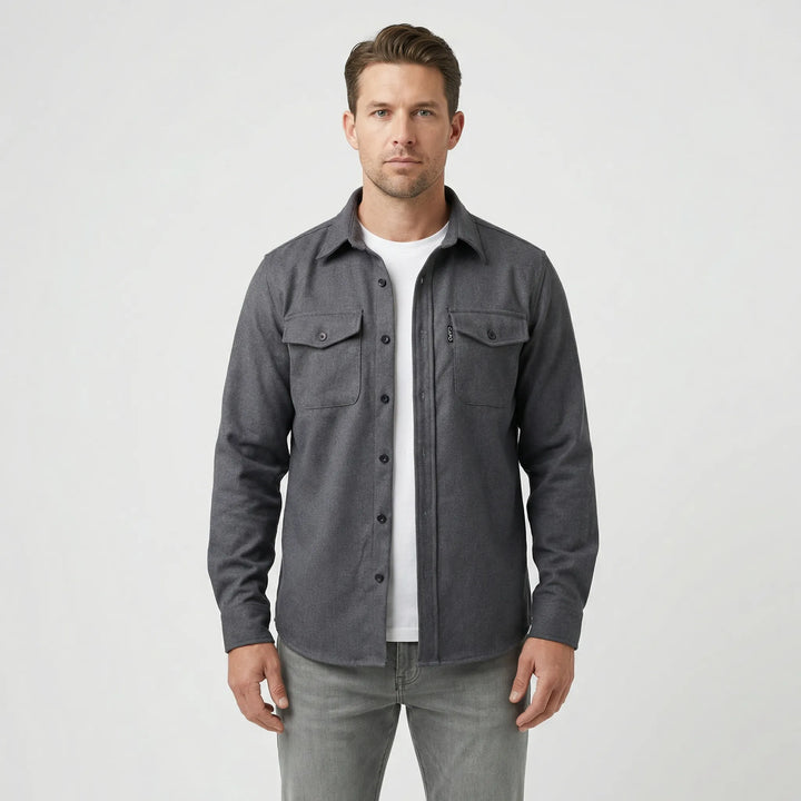 Bequemes Herren Freizeithemd: Langarm Overshirt Pablo mit praktischen Brusttaschen, ideal für vielseitige Looks.