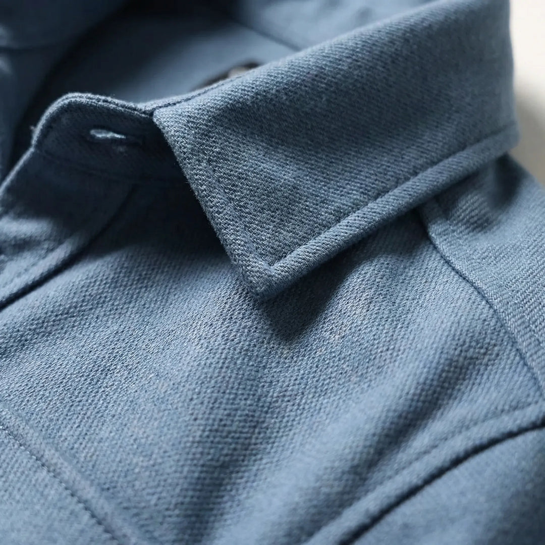 Stilvolles Herren Overshirt: Robustes Langarmhemd mit zwei Brusttaschen, perfekt für einen modischen Schichtlook.