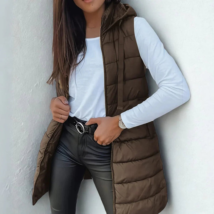Praktische Damen Pufferweste mit Kapuze, lang und leicht, vielseitig kombinierbar für einen alltagstauglichen Look.