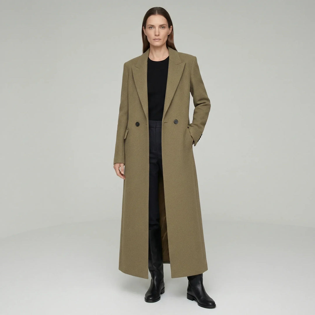 Hochwertiger langer Damenmantel in tiefem Rubinrot, ideal für Business & Abendmode, betont die Taille elegant.