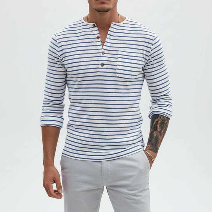 Mann trägt gestreiftes Herren Henley-Langarmshirt Matteo, locker und stilvoll für Freizeitaktivitäten.