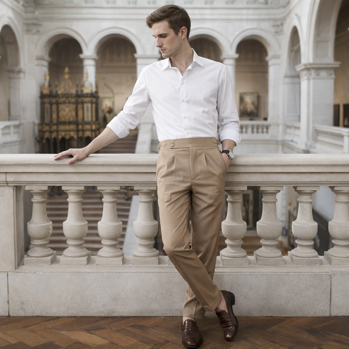 Hoher Bund der Businesshose Herren. Sorgt für sicheren Halt & eine elegante Silhouette.