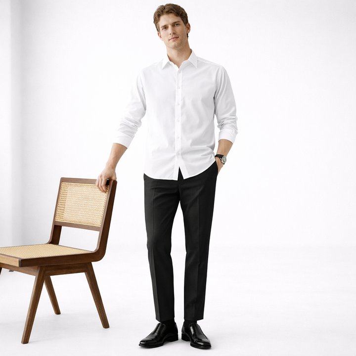 Mann in eleganter Businesshose beim Gehen. Optimale Flexibilität & Komfort für aktive Tage im Büro.