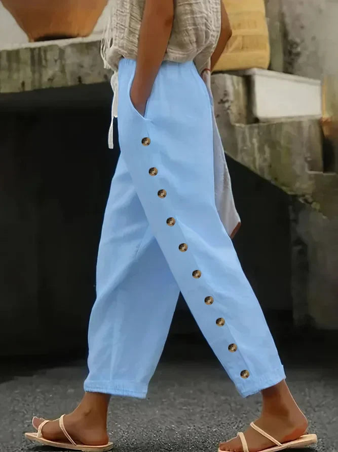 Bequeme Damenhose mit elastischem Bund & Knopfdetails. Perfekt als Sommerhose oder Frühlingshose für lockere Passform.