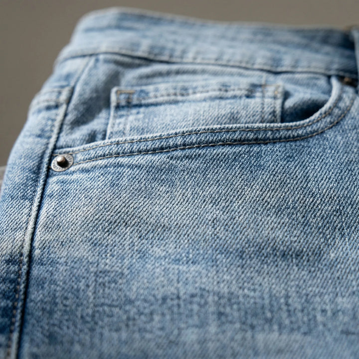 Hellblaue Herren Slim Fit Jeans im Stone Wash Look; bequeme, vielseitige Jeans für Freizeit und Alltag.