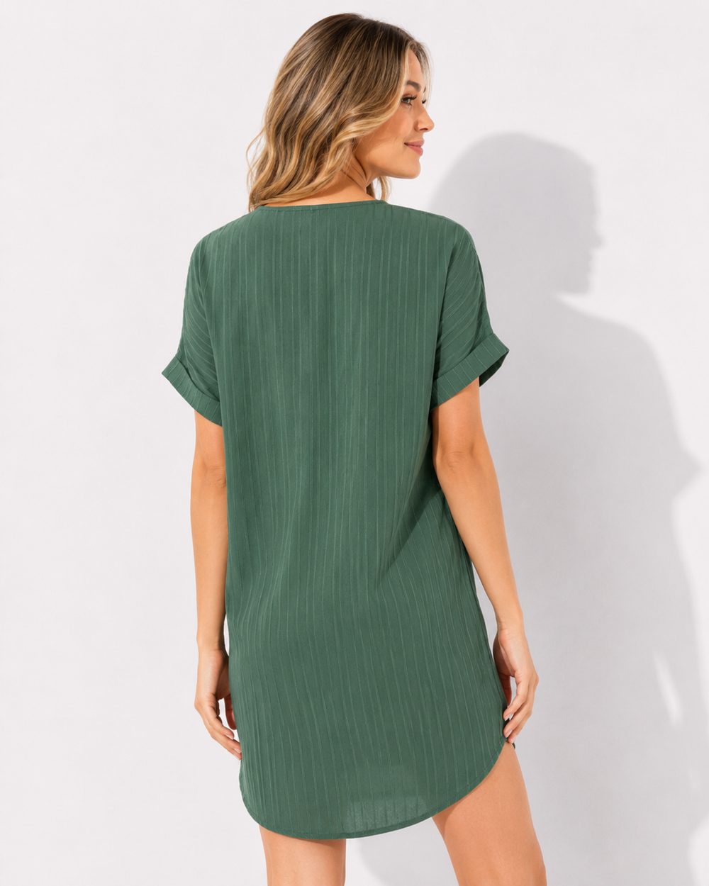 Festliches Abendkleid für Damen mit langen Ärmeln. Elegantes Design, ideal für besondere Anlässe in Damenmode.