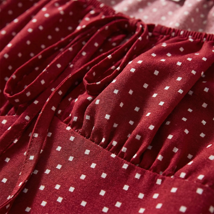 Modisches rotes Damenkleid in großen Größen. Ein bequemes und elegantes Freizeitkleid oder schickes Urlaubskleid.
