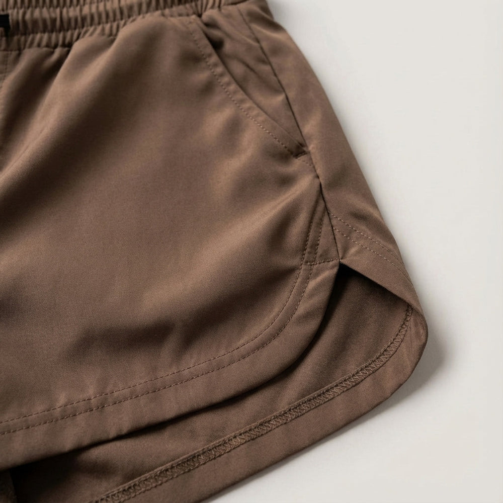 Vielseitige Herren Sportshorts, ideal für Training, Freizeit & Strand, mit praktischen Seitentaschen.