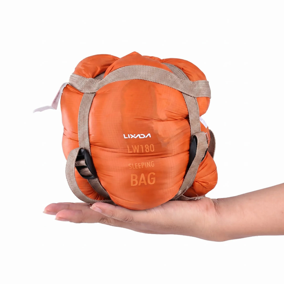 Kompakter, gerollter Reiseschlafsack für Erwachsene, leicht zu transportieren als Wanderzubehör.
