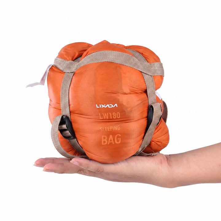 Kompakter, gerollter Reiseschlafsack für Erwachsene, leicht zu transportieren als Wanderzubehör.
