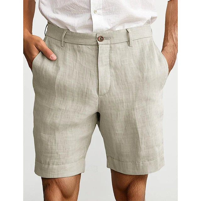 Mann trägt stilvolle, klassische Herren Chino Shorts in Dunkelblau, kombiniert mit Hemd für einen eleganten Sommerlook.